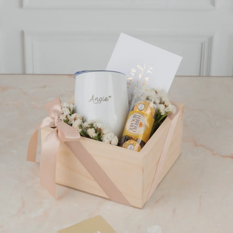 Tabatha: Bombones, Flores & Vaso Térmico Personalizado