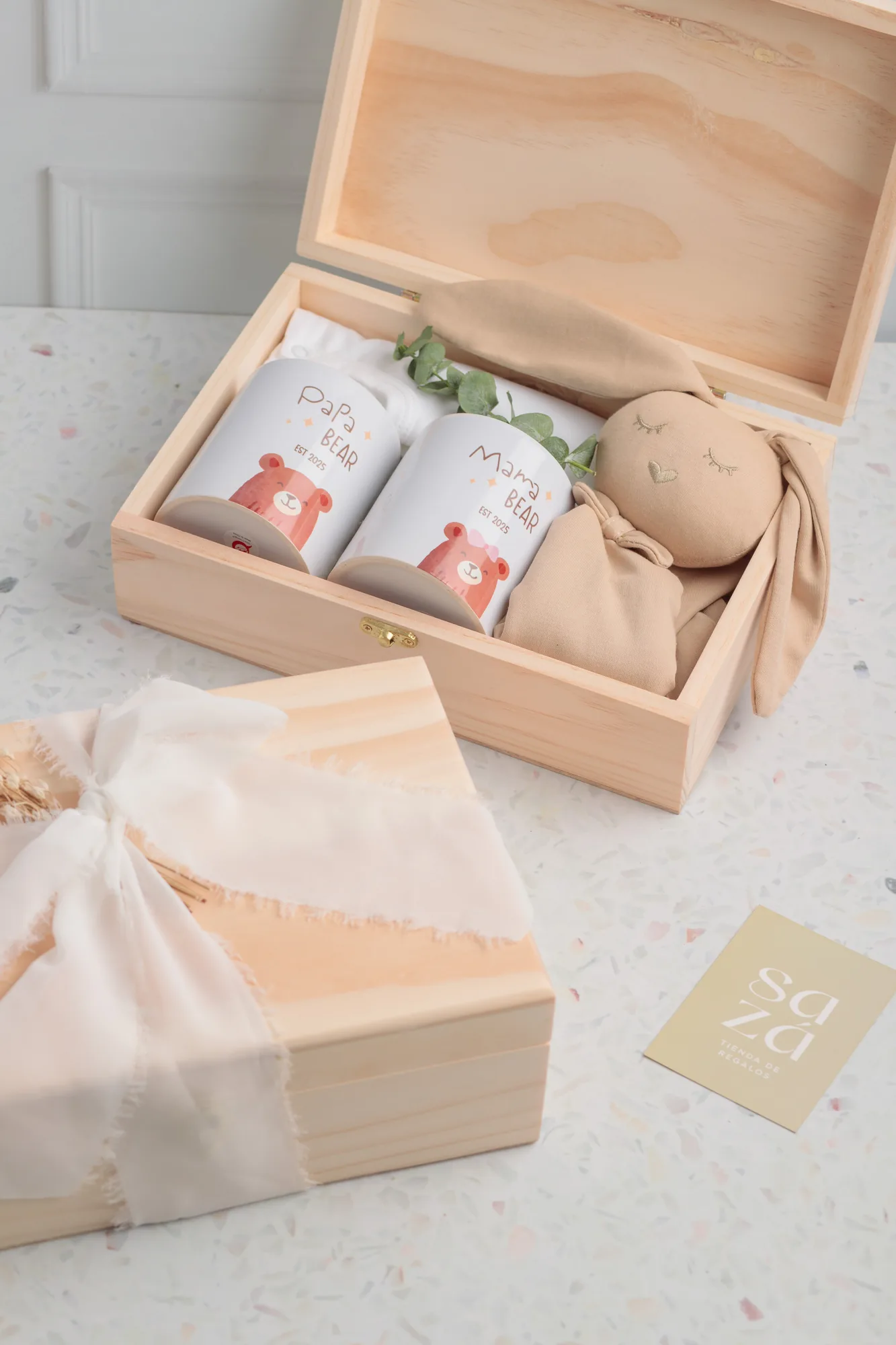 Pack Mamá & Papá: Tazas Personalizadas, Body de Algodón & Conejo de Apego