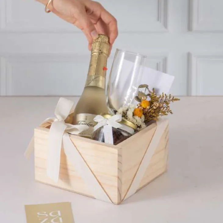 Marigold: Freixenet Dorado, Brownies & Copa Personalizada