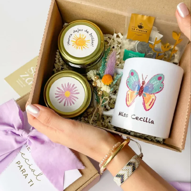 Mariposa Turquesa: Taza Personalizada, Brownies & Frutos Secos
